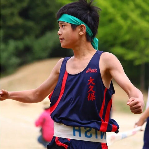 小学６年生。市内陸上大会に学校代表で出場し、100m走で１位になった加藤さんの写真