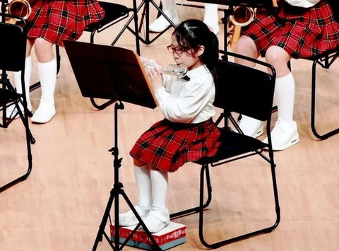 小学校では、吹奏楽部に所属。発表会の日も、椅子には足乗せ台が。