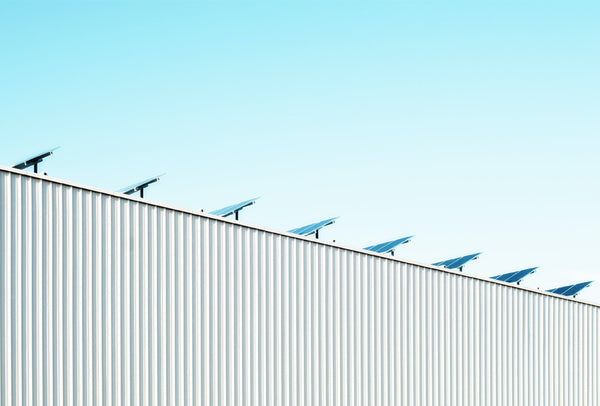 pannelli fotovoltaici su un tetto di un edificio