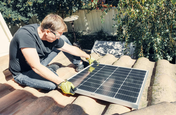 posa di un pannello fotovoltaico per abitazione