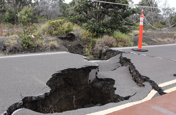 strada distrutta da un terremoto