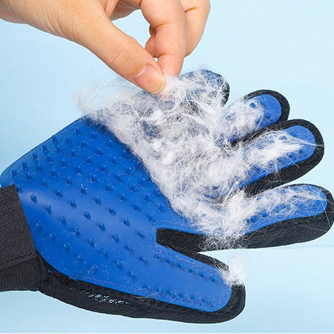 Es werden die Katzenhaare ohne Rückstände von der Noppigen Oberfläche des Fellpflege Handschuh in der Farbe Blau entfernt.