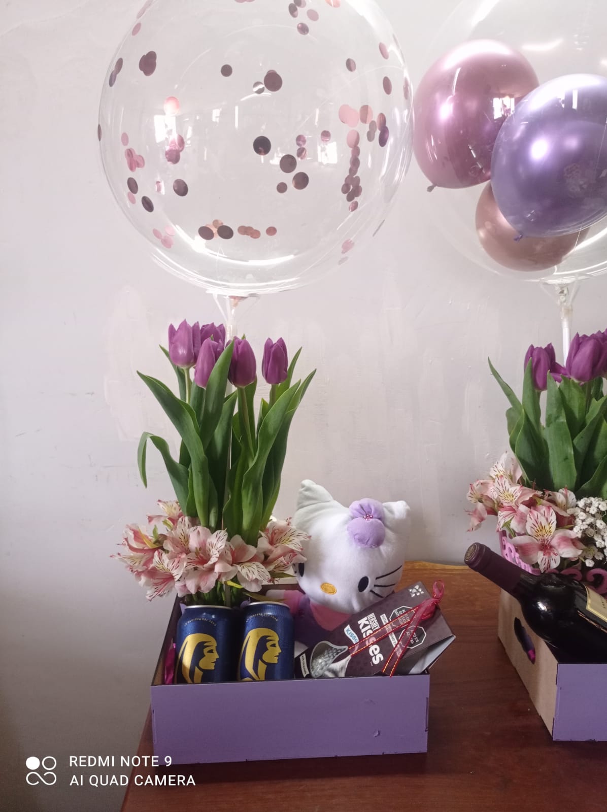 Arreglo de Tulipanes con Peluche de Hello Kitty – Sofi Diseño Floral