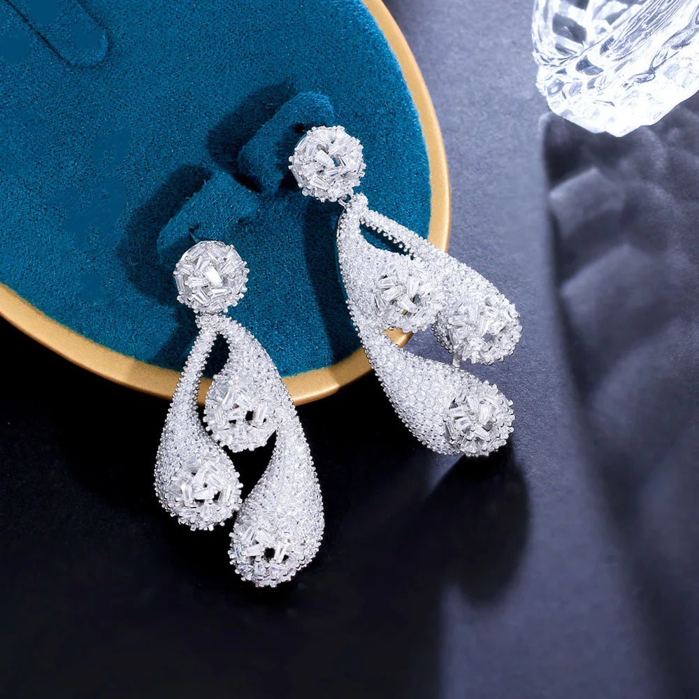 Brinco Branco Prata Cravejado de Zircônias de Festa 3 Gotas Orgânicas Anemy