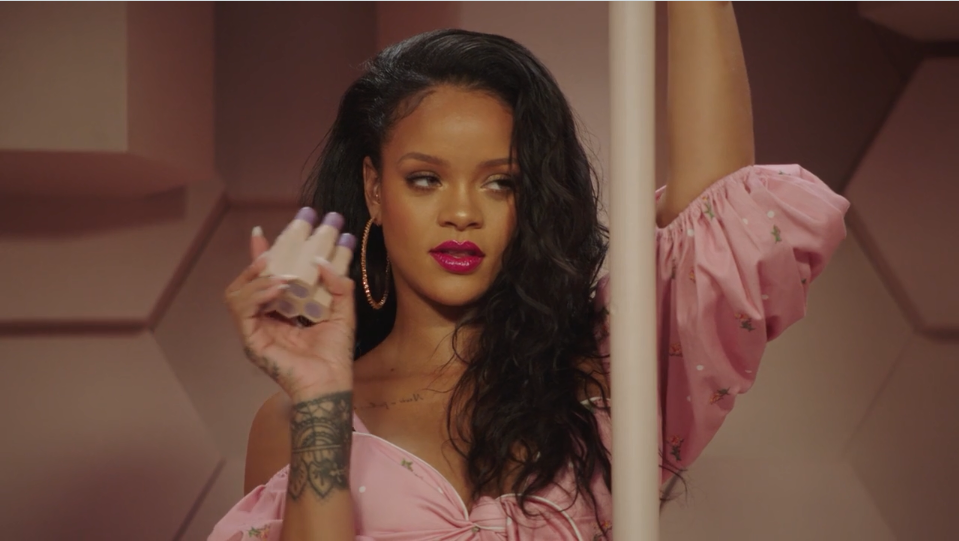 Celebrities Who Smoke Hookah - Rihanna