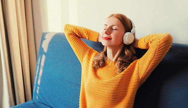 s-blog-frau-auf-couch-mit-kopfhoerern-GettyImages-1494786148.jpg__PID:e62562b2-4a29-4036-a0b8-b3349640b876