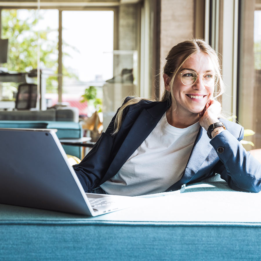 s-blog-frau-mit-brille-vor-laptop-schaut-aus-dem-fenster-GettyImages-1627398789.jpg__PID:dc3d88c8-90ca-4599-affa-be5818a9b51e