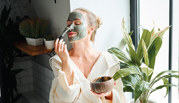 s-blog-frau-mit-gesichtsmaske-im-bademantel-am-badezimmerfenster-GettyImages-1337589965.jpg__PID:7608afde-80d3-4bae-bdce-05c9b2745d72