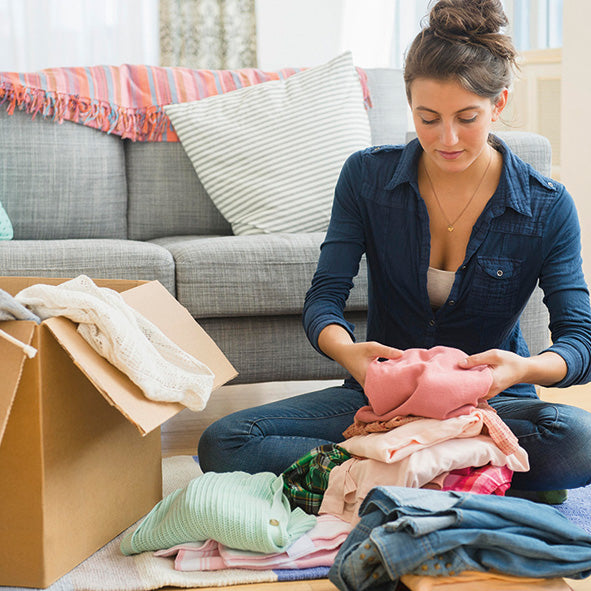 s-blog-frau-sitzt-auf-boden-und-sortiert-kleidung-aus-GettyImages-562611945.jpg__PID:2c0c0bf2-1abd-43d8-a837-00a8aa738dce