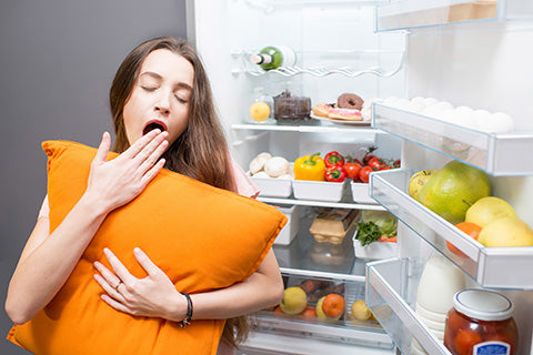 s-blog-muede-frau-mit-kissen-vorm-kuehlschrank-GettyImages-641147308.jpg__PID:0a0e47e5-7e4c-4c3c-bd48-e9c4825fb9e6