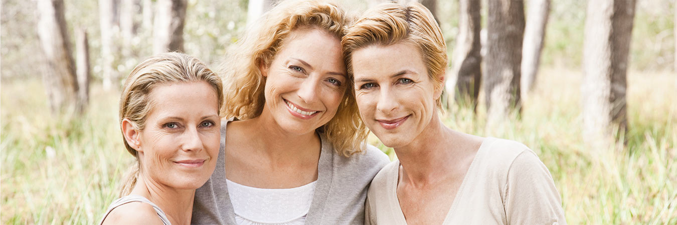 s-h-drei-frauen-mitte-50-im-wald-laecheln-in-die-kamera-GettyImages-523307618.jpg__PID:a499a08f-dba8-4e9d-b7ad-e5c4a306fcc8