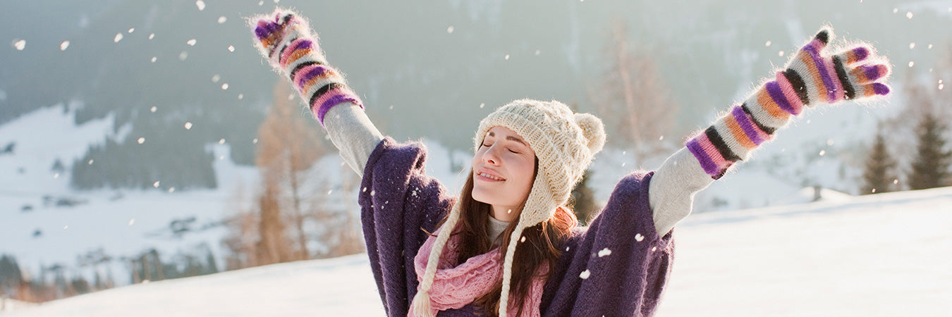 s-h-frau-im-schnee-mit-haenden-zum-himmel-GettyImages-102284321.jpg__PID:a78f875d-2d93-44b0-9f4f-2b8ba7aba5f8