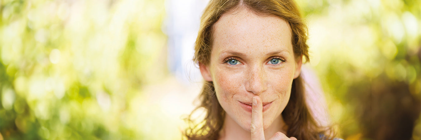 s-h-frau-macht-pssst-mit-zeigefinger-vor-dem-mund-GettyImages-154341509.jpg__PID:ac7e8722-cc49-490d-96c1-9cd9a467180a