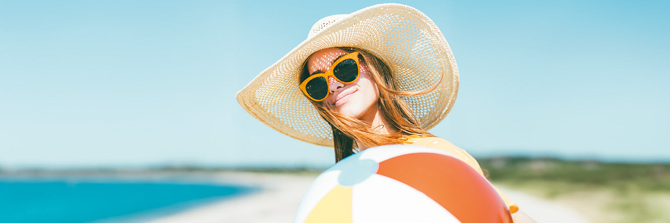 s-h-frau-mit-großem-sonnenhut-und-badeball-GettyImages-1170654871.jpg__PID:27c29e73-d5b8-4913-ad13-b0ca291a9c4f