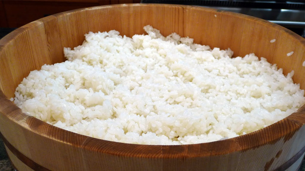 Hangiri, recipiente oriental para mezclar arroz y vinagre