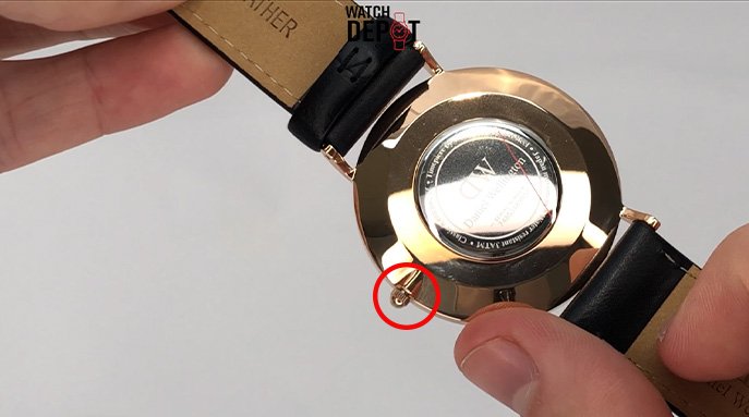 How To Change The Time On A Daniel Wellington Watch. Pull Out Crown.