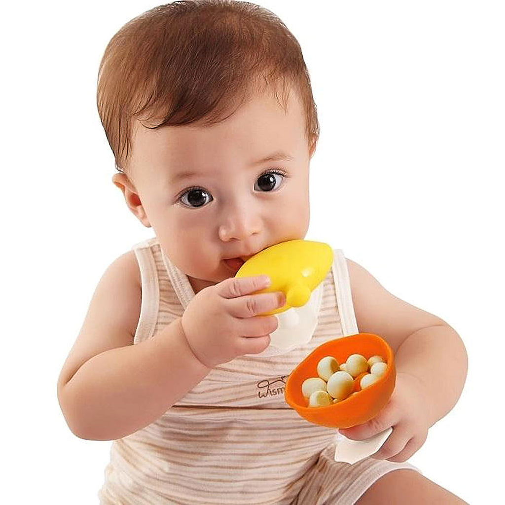 Dziecko z gryzakiem żółtym i pomarańczowym