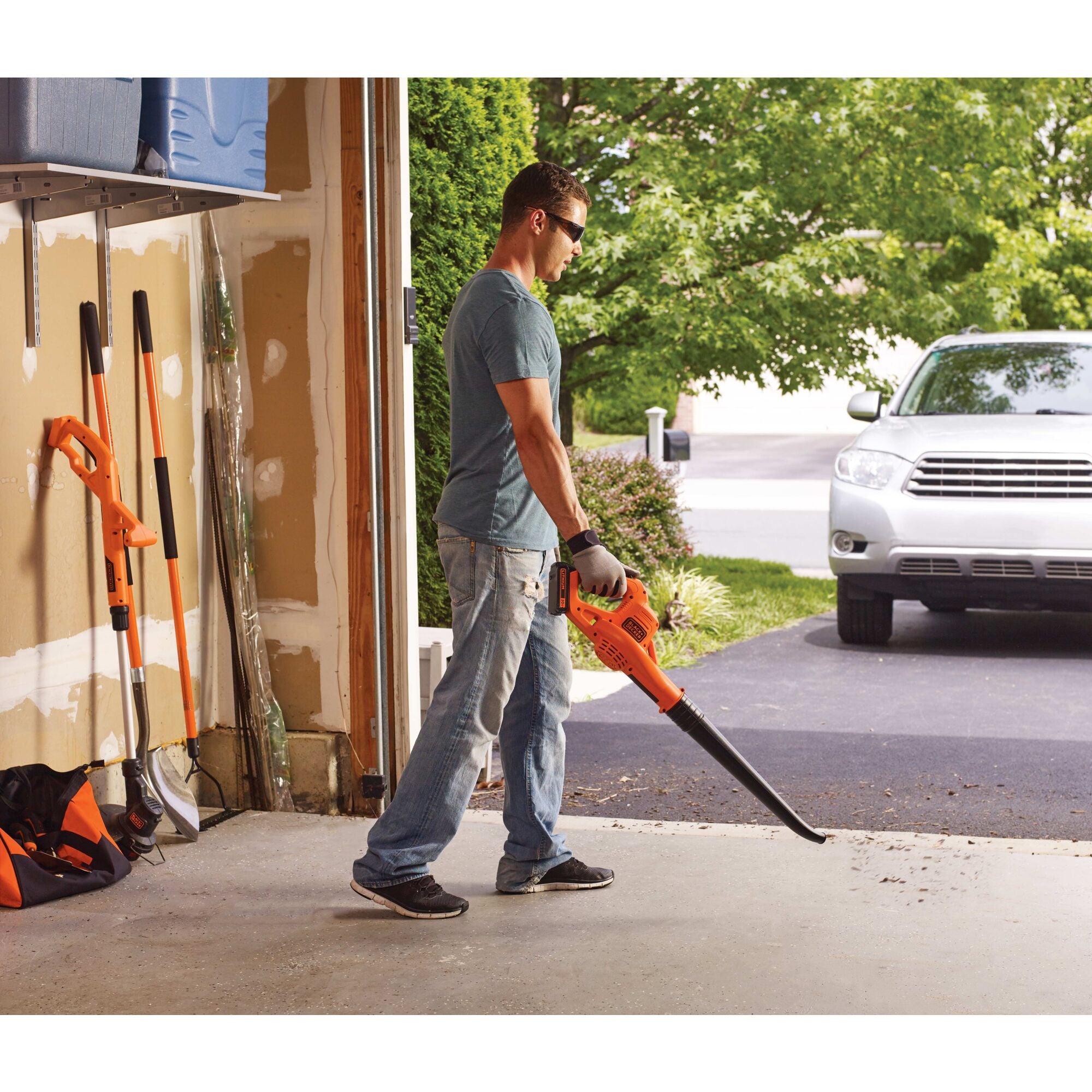 BLACK+DECKER 20V MAX 130 MPH 100 CFM Cordless Battery Powered Handheld Leaf  Blower Kit with (1) 1.5Ah Battery & Charger LSW221 - The Home Depot