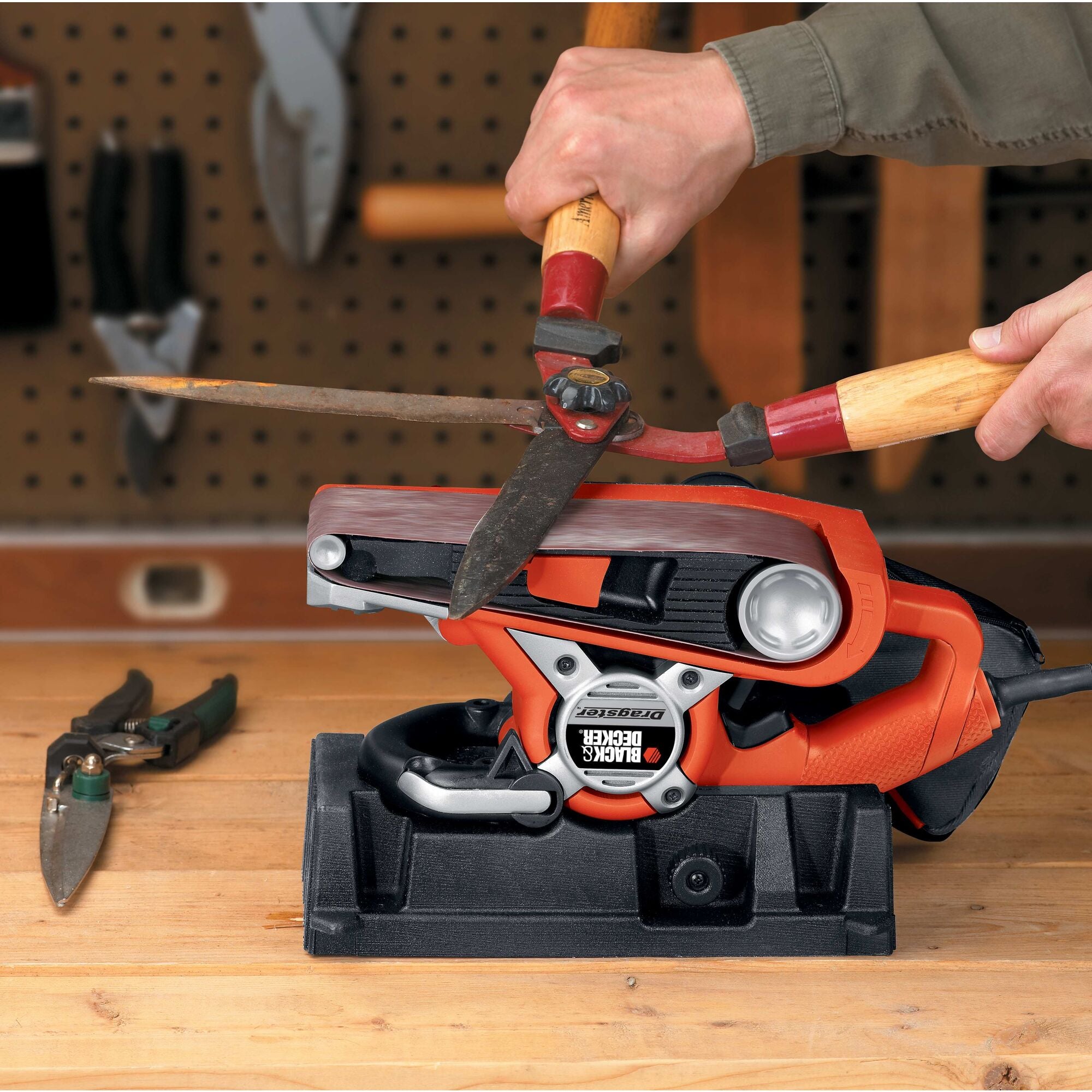 BLACK+DECKER 7-Amp 3-Inch X 21-Inch Dragster Belt Sander, DS321 