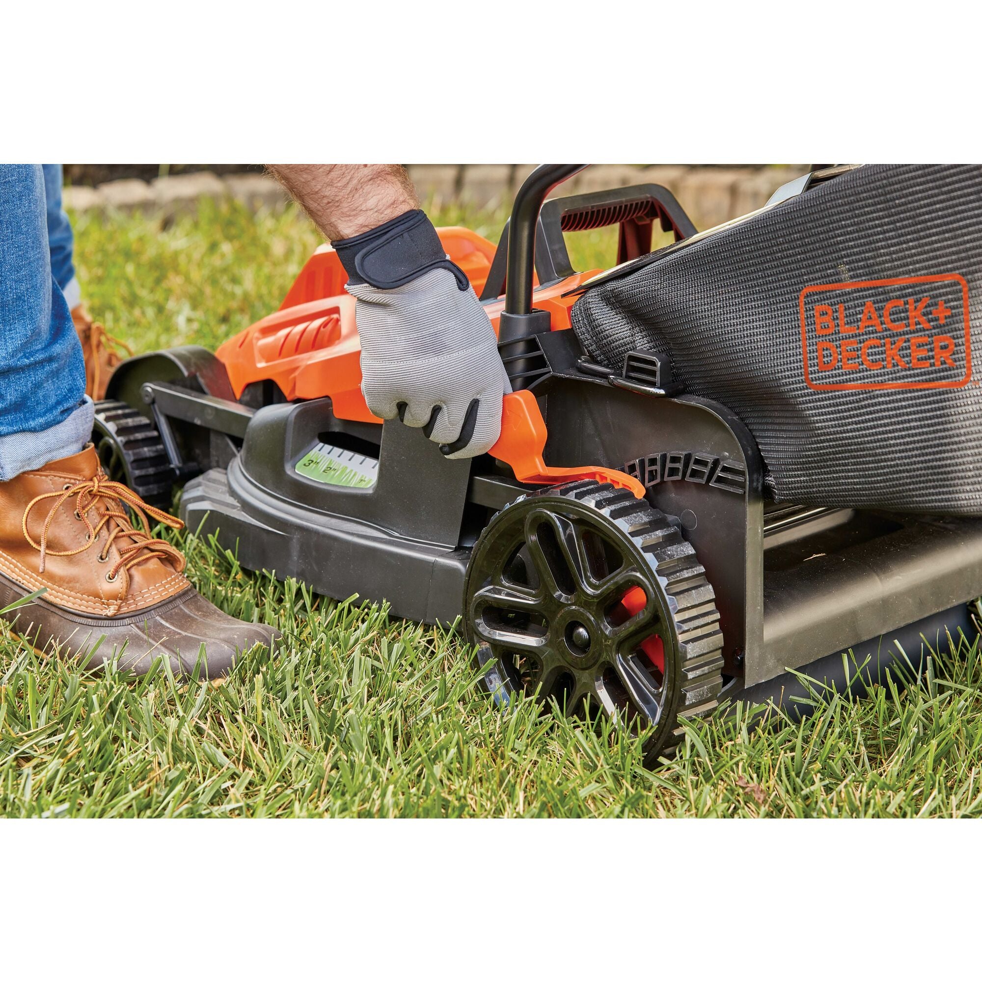 Comfort grip handle feature of 10 Amp 15 inch electric lawn mower.