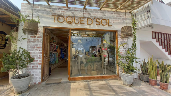 Fachada de tienda Toque d' Sol ubicada en Punta Hermosa, Perú