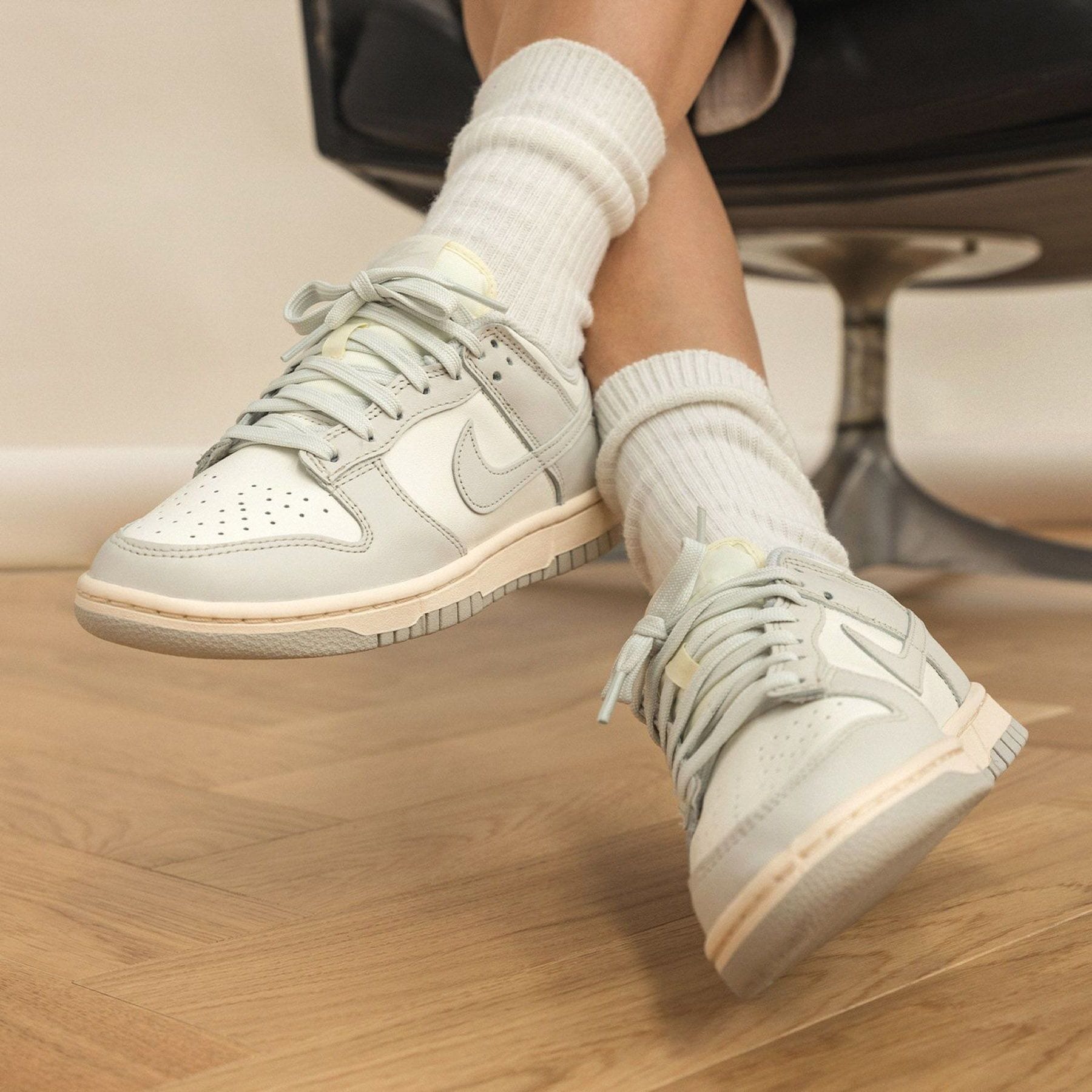 wmns dunk low 'light bone'