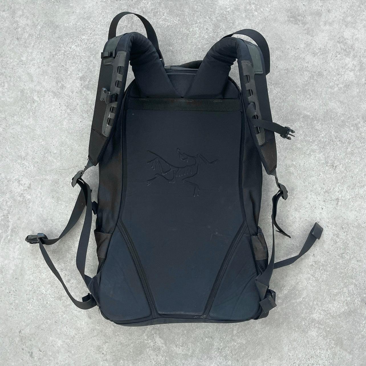 Arcâteryx Arro 22 backpack (20âx12âx8â)