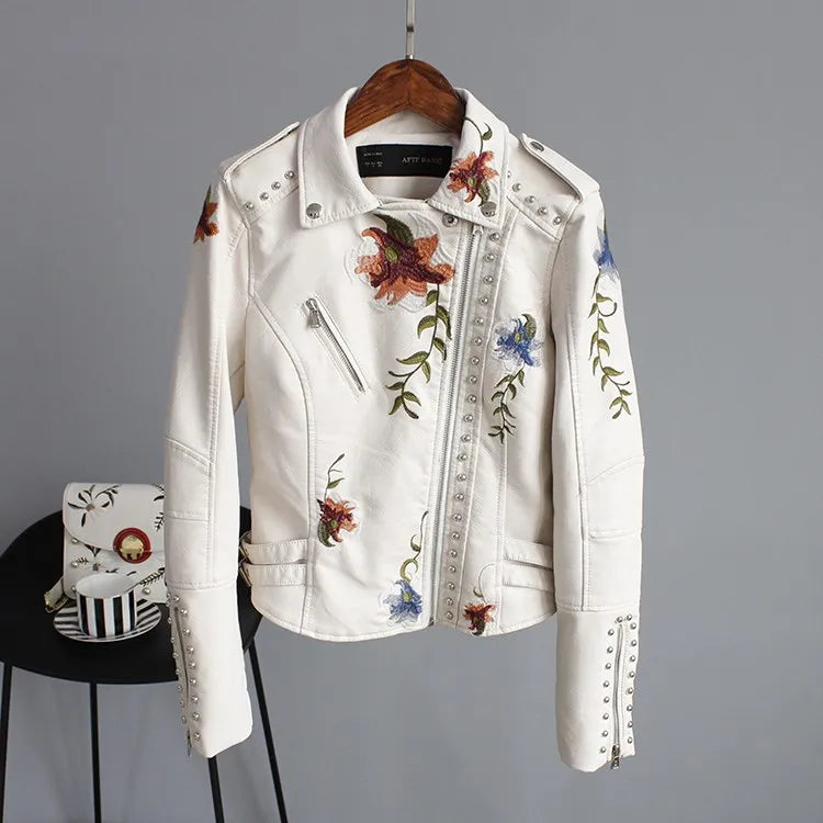 white embroidered jacket.jpg__PID:400b93b8-77e7-4244-a4ff-e831e835dc91