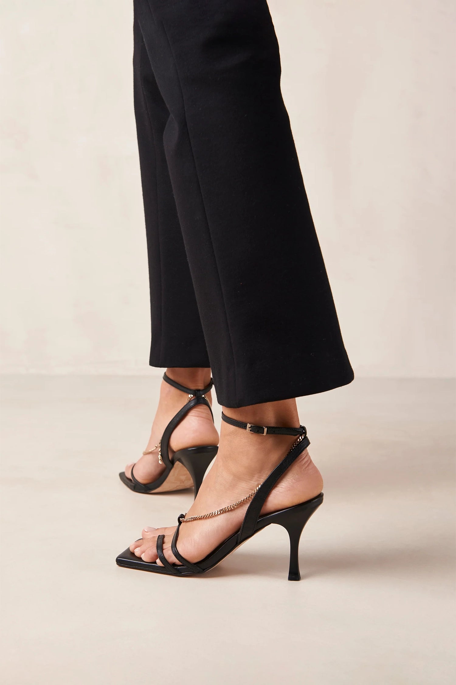 Alohas Straps Chain Heel Black