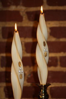 Beeswax Holly Double Spiral Tapers, 12″ x 7/8″ base, Ivory, pair,  DAD9970-50 – Wax Wizard Candles