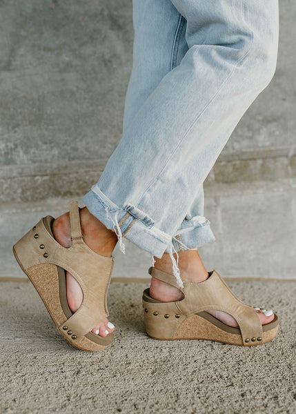 Corky's Carley Wedge | Taupe Smooth