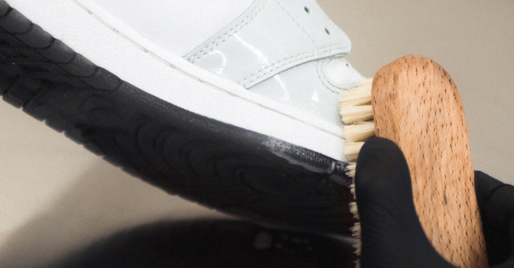 Aufnahme von MR WIPE® während der Reinigung eines Nike Air Jordan 1 Sneakers