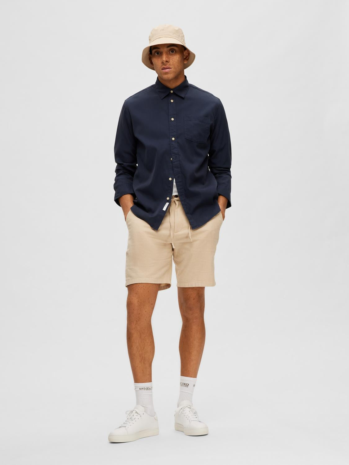 Se SLHREGULAR-BRODY LINEN SHORTS NOOS hos Shop19