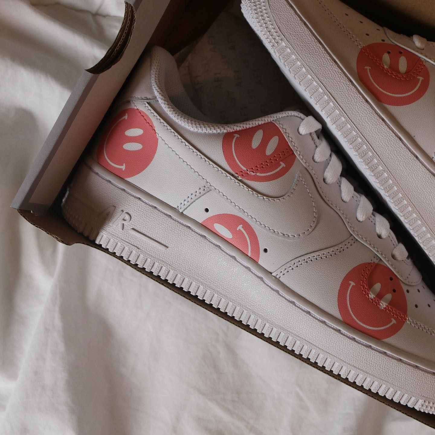 pink smiley face air force 1