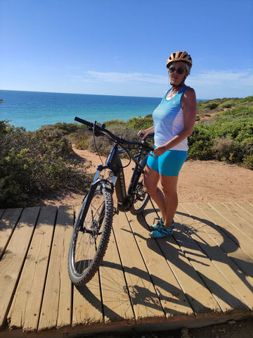 Eine alte Dame fährt mit ihrem Fahrrad in Saguaro-Schuhen