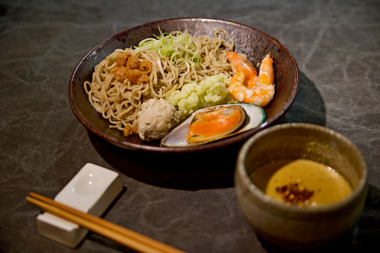 蒜味花生與蝦肉燥沾麵