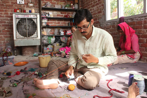 rajasthani-artisan-working-with-threads