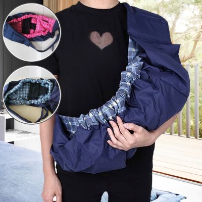 Parent portant un bébé avec une écharpe de portage bébé bleue – idéale pour les promenades"