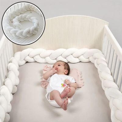 Tour de lit tressé pour protéger bébé des barreaux et décorer la chambre