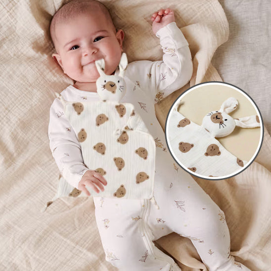 bebe-couche-s-ayant-le-doudou-loopi-dans-bouche