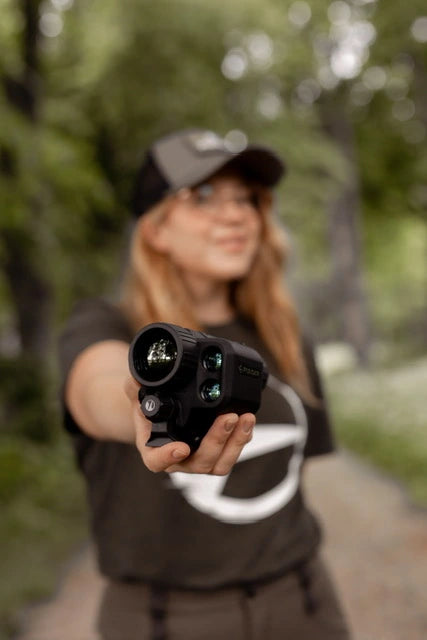 Metsästäjä pitelee kädessään Pulsar lämpökameraa.