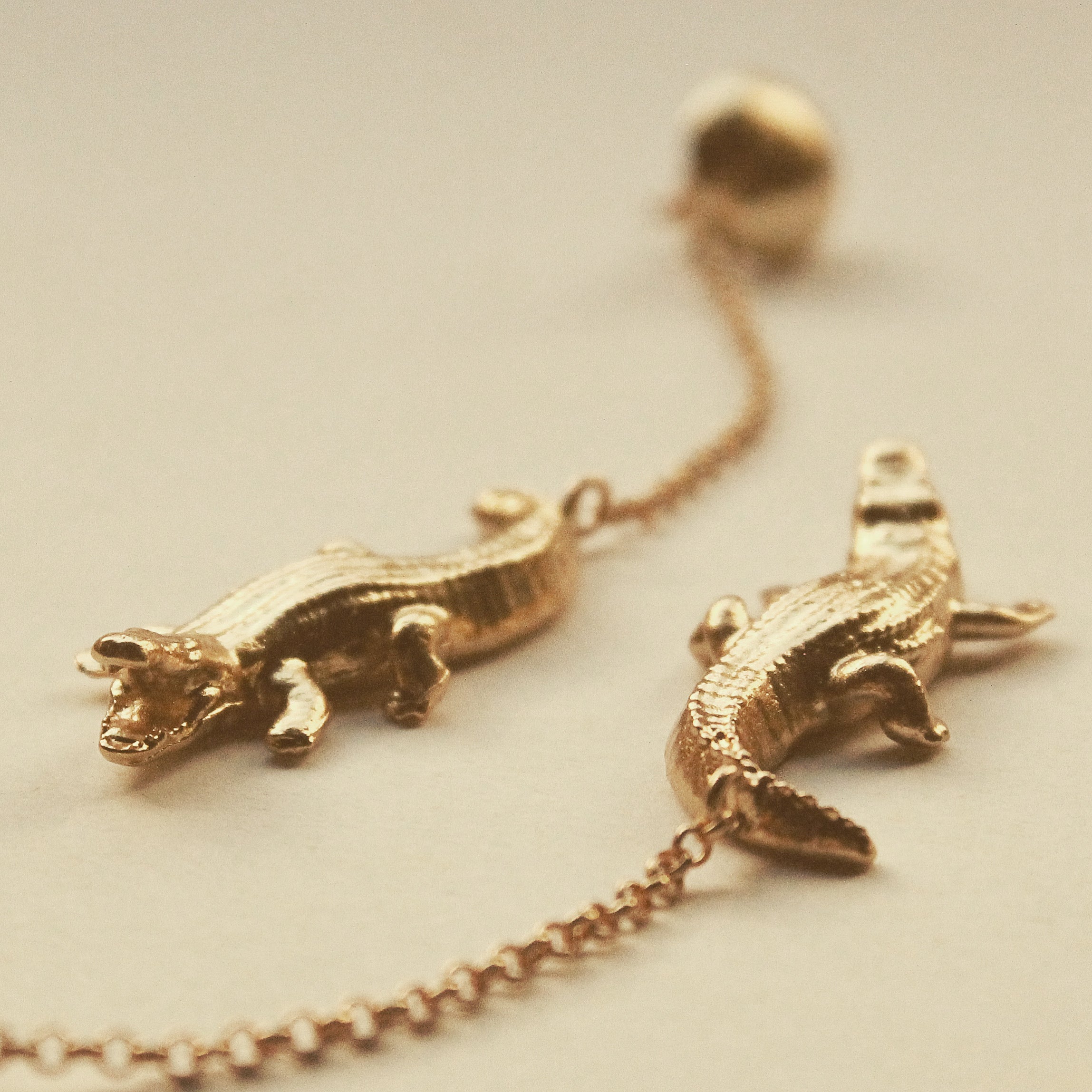Aretes largos con cocodrilo – Brezo Jewelry