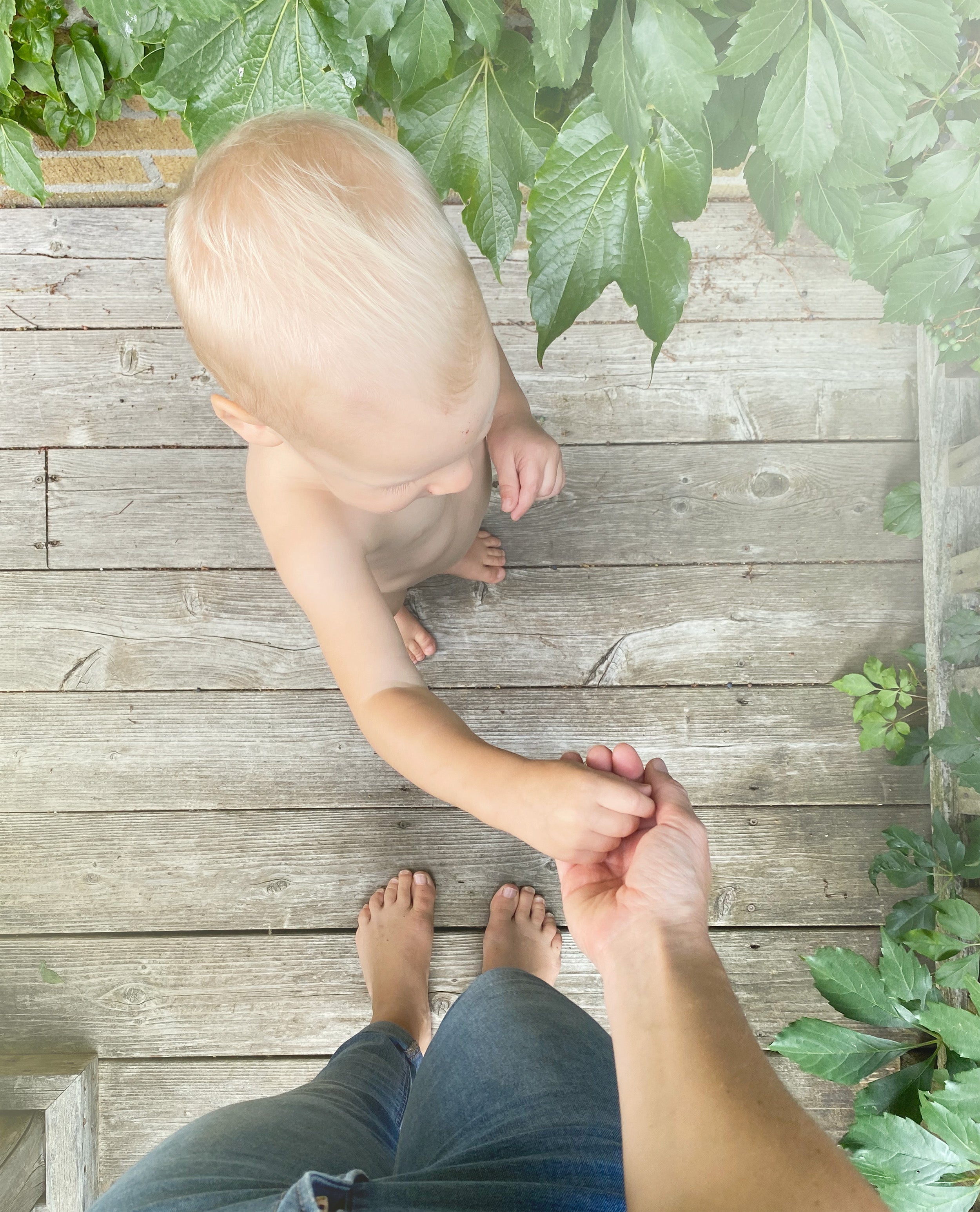 mom_toddler_gentle_patient_picking_berries