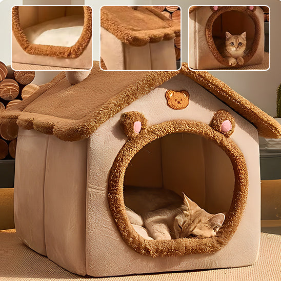 niche pour chat en forme de maison marron avec un chat roux endormi dedans.