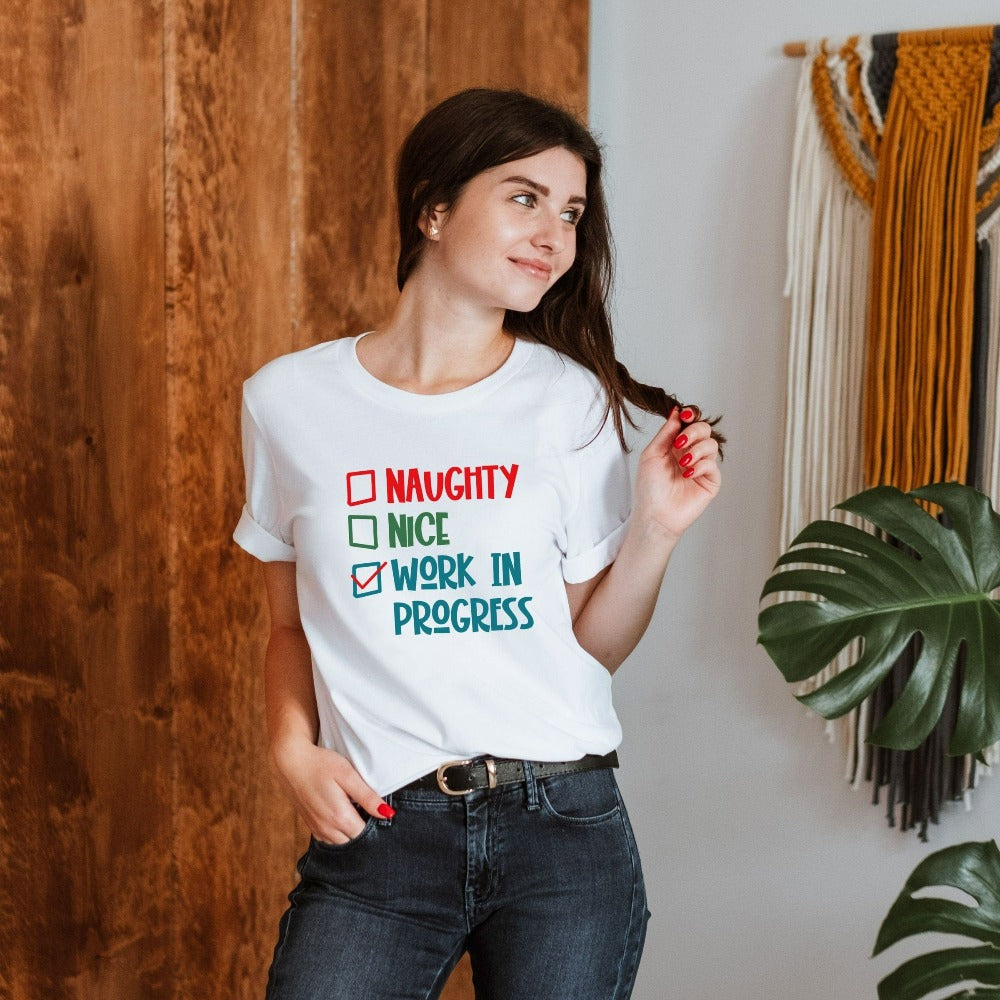 Læs stof Trænge ind Naughty, Nice, Work in Progress T-Shirt – Jonomea