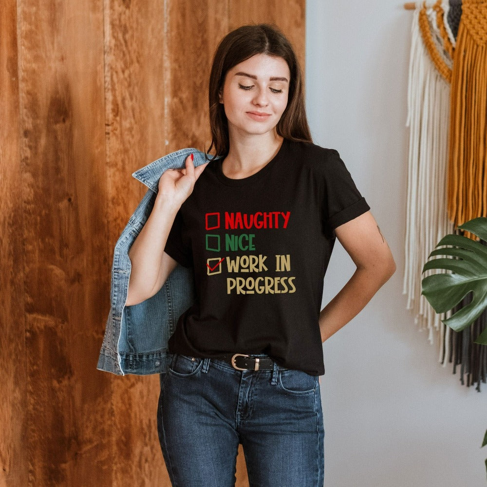 Læs stof Trænge ind Naughty, Nice, Work in Progress T-Shirt – Jonomea