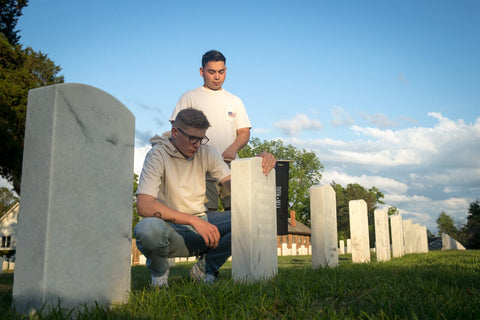 how to observe memorial day paying respect at grave