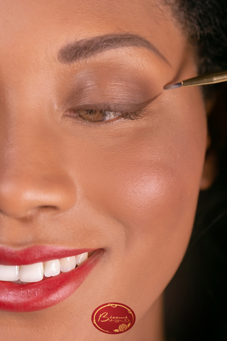 Black-woman-applying-eyeliner-with-Bésame-brush