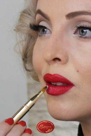 Woman-applying-Marylin-Monroe-red lipstick-with-brush
