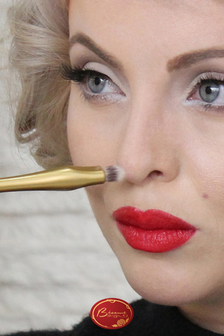 Woman-applying-Marylin-Monroe-style-makeup